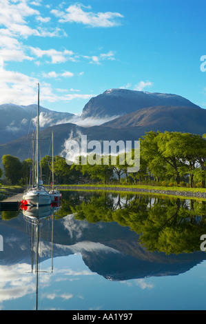 Caledonian Canal, Corpach in der Nähe von Fort William, Lochaber, Highland, Schottland. Blick auf Ben Nevis. Stockfoto