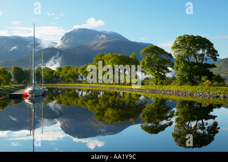 Caledonian Canal, Corpach in der Nähe von Fort William, Lochaber, Highland, Schottland. Blick auf Ben Nevis. Stockfoto