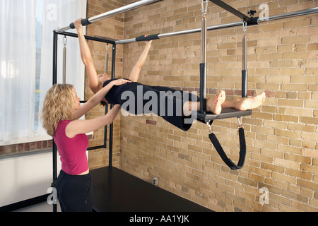 Pilates-Instruktor mit Schüler Stockfoto