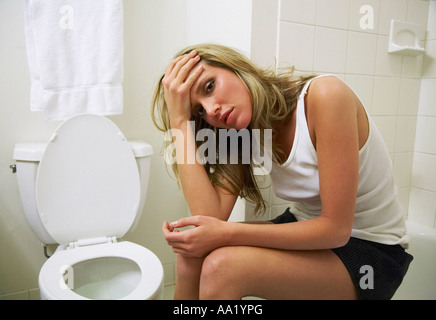 Porträt der Frau durch die Toilette Stockfoto