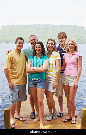 Familie stehend auf Dock, Belgrad Seen, Maine, USA Stockfoto