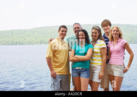 Familie stehend auf Dock, Belgrad Seen, Maine, USA Stockfoto