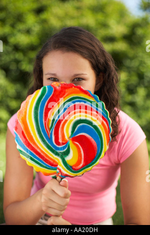 Teenager-Mädchen Holding Lollipop Stockfoto