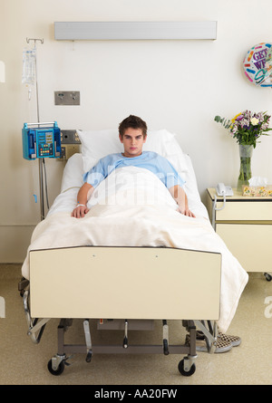 Junge im Krankenhausbett