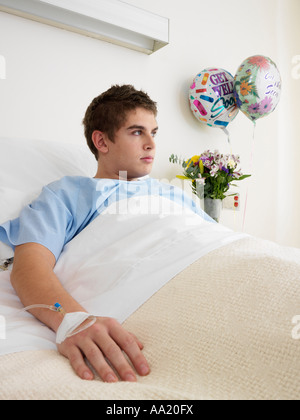 Junge im Krankenhausbett