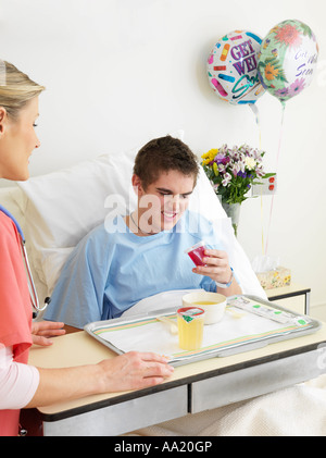 Krankenschwester und junge im Krankenzimmer