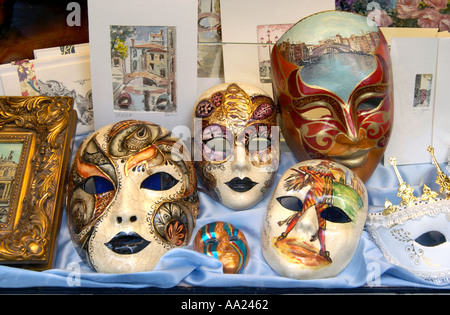 Karnevalsmasken in einem Schaufenster, Venedig, Italien Stockfoto
