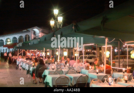 Soft-Fokus Schuss von einem Restaurant in der Nacht am Ufer des Canal Grande mit der Rialtobrücke hinter, Venedig, Italien Stockfoto