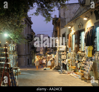 Straße im Stadtteil Plaka in der Nacht, Athen, Griechenland Stockfoto