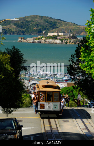 Die Seilbahn San Francisco reisen bis Hyde Street in Richtung Marktstraße. Alcatraz kann Szene in der Ferne sein. Stockfoto