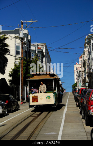 San Francisco Cable Car Reisen auf einem der Hügel in der Innenstadt Stockfoto