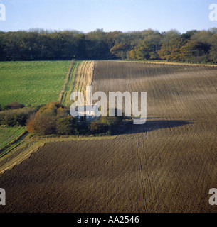 Blick hinunter auf vier Feldern von denen drei brach und gepflügten rund um eine kleine Hütte Teil einer Serie sind Stockfoto