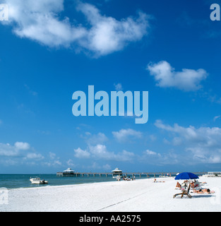 Strand mit Blick auf den Pier, Estero Island, Fort Myers Beach, Florida, USA Stockfoto