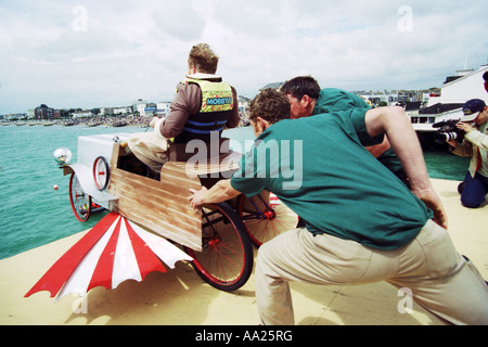 Chitty chitty Bang Bang Handwerk wird von der Anlegestelle beim Birdman Bognor Wettbewerb 2001 geschoben. Stockfoto