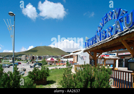 Restaurant im modernen Urlaubsort Alpe d ' Huez, Alpen, Isère, Frankreich Stockfoto