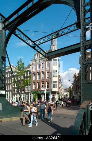 Traditionelle Brücke über einen Kanal, Amsterdam, Niederlande Stockfoto