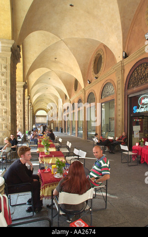 Straßencafé in einem Portikus auf der Piazza Maggiore, Bologna, Italien Stockfoto