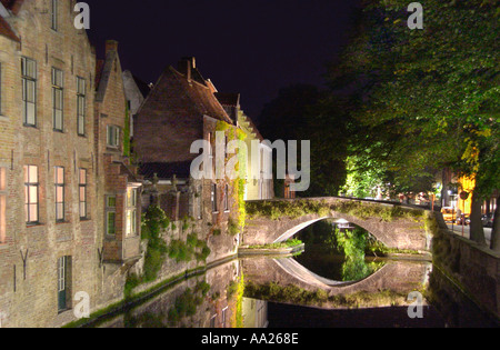 Kanal in der Altstadt in der Nacht, Brügge, Belgien Stockfoto