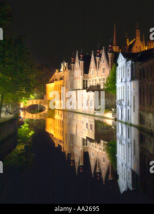 Soft-Fokus Schuss eines Kanals in der Altstadt in der Nacht, Brügge, Belgien Stockfoto