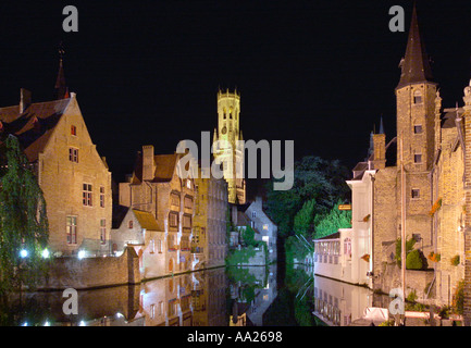Kanal in der Nähe der Fischmarkt in der Nacht mit dem Belfort in der Ferne, Brügge, Belgien Stockfoto
