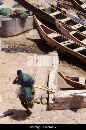 Bringen in Fischernetzen aus die Boote in Cape Coast, Ghana Stockfoto