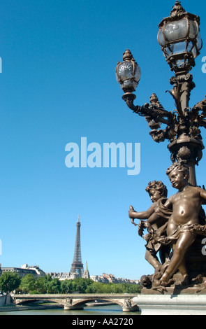 Eiffel-Turm von Alexandre III Brücke, Ufer, Paris, Frankreich Stockfoto