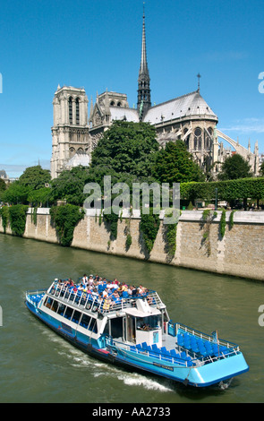 Bateau-Mouche auf der Seine mit Notre Dame Kathedrale hinter, genommen von der Pont de l'Archeveche, Paris, Frankreich Stockfoto