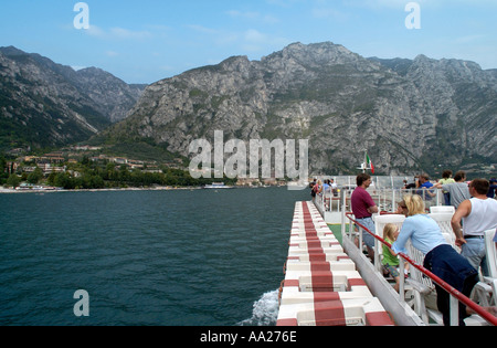 Blick auf Limone von der Fähre, Gardasee, Italien Stockfoto