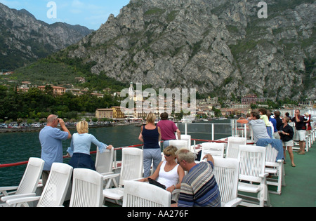 Blick auf Limone von der Fähre, Gardasee, Italien Stockfoto