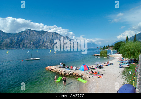 Strand direkt vor Malcesine, Gardasee, Italien Stockfoto