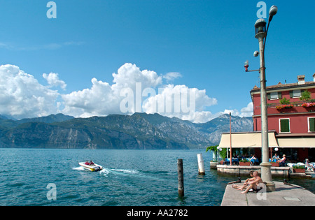 Blick vom Kai in Malcesine, Gardasee, Italien Stockfoto