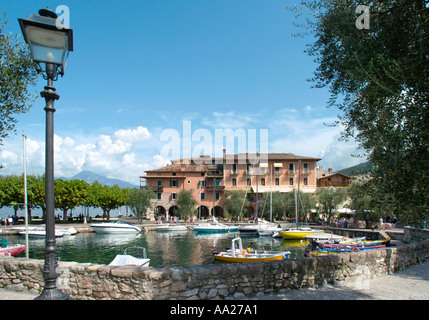 Hafen von Torri del Benaco, Gardasee, Italien Stockfoto