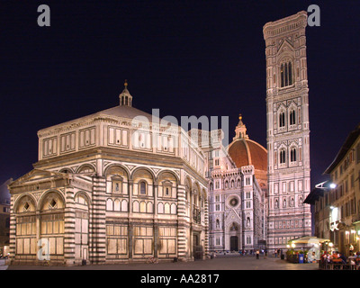 Der Dom (Basilica di Santa Maria del Fiore) und Taufkapelle an Nacht, Piazza di San Giovanni, Florenz, Italien Stockfoto