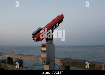 Galaxy touristischen Fernglas auf einem hölzernen Pier in Grenzziehung an der nördlichen Küste von Deutschland in der Ostsee Stockfoto