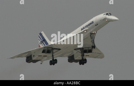 Eine Air France-Concorde im Flug macht seine letzte Landung auf dem Flughafen Le Bourget in Paris Juni 2003 Stockfoto