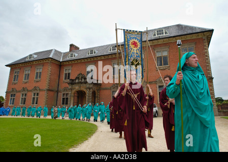 Gorsedd of Bards Teil des National Eisteddfod of Wales in einer Prozession vorbei an Tredegar House in Newport South Wales UK Stockfoto