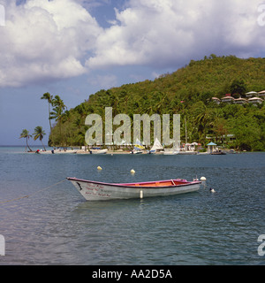 Pretty Marigot Bay & Hafen mit bewaldeten Landzunge Palmen Bäume Yachten und Boote vor St. Lucia Karibik Stockfoto