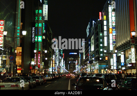 Nachtansicht, GiNew Zealanda, Tokyo.Brightly, farbige Zeichen auf schwarzem Hintergrund, Straße durch Zentrum laufen. Stockfoto