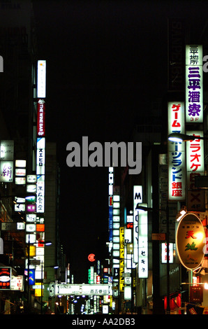 Nachtansicht, GiNew Zealanda, Tokyo.Brightly, farbige Zeichen auf schwarzem Hintergrund. Stockfoto