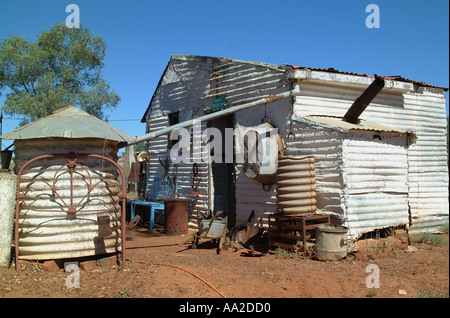 (Verlassenen) Knappenhaus, Gwalia, Western Australia. Wellblech mit Wannen und Töpfen außerhalb... Stockfoto