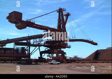 BHP Billiton, Port Hedland, Westaustralien. Gigantische Stapler Arm, mit Schaufel und Schienen befestigt. Stockfoto