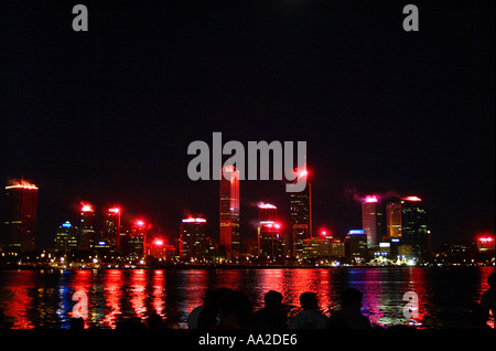 Nacht Skyline Blick Perth, Western Australia. Gebäude beleuchtet mit Fackeln und Feuerwerk. Stockfoto