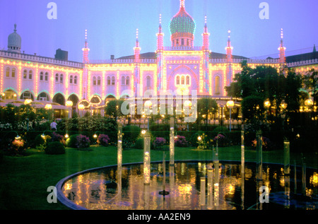 Dänemark, Kopenhagen, Nimb Büstenhalter in Tivoli Gärten in der Abenddämmerung Stockfoto