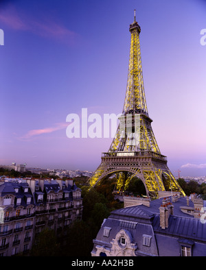 FRANKREICH PARIS EIFFELTURM GESEHEN ÜBER DÄCHER Stockfoto