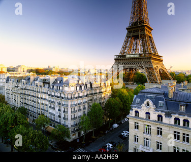 FRANKREICH PARIS EIFFELTURM GESEHEN ÜBER DÄCHER Stockfoto