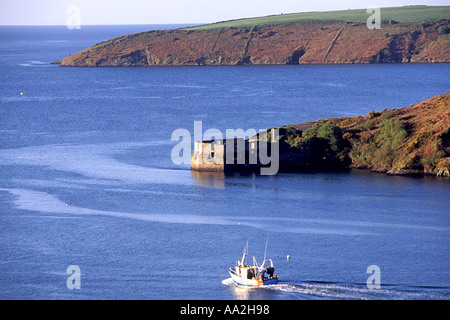 Ein Fischerboot Segel aus Kinsale Hafen in County Cork, Irland. Stockfoto