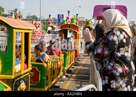 Dearborn, Michigan eine Frau nimmt Bilder von Kindern in einer Zugfahrt auf dem arabischen International Festival Stockfoto