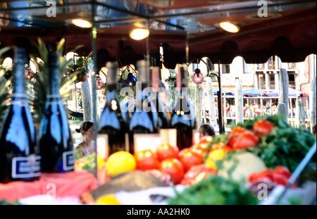 Italien, Venedig, eine Gemüsehändler Shop Reflexion, Gemüse Stall unter dem Deckmantel mit blauen Flaschen Stockfoto