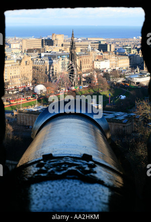 Blick von der großen Gewehr Mons Meg auf die Burg von Edinburgh über die Stadt das Scott Monument suchen und auf den Firth von weiter Stockfoto