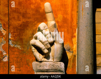 Europa Rom Kapitolinische Museum Antiquitäten. Ein großes überdimensionales Fragment einer Hand des Kolosses der konstanten Skulptur. Stockfoto